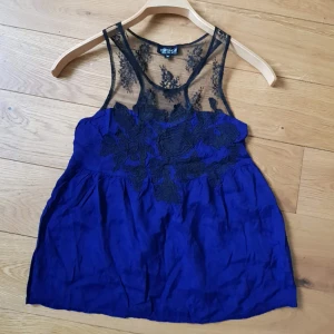  - Topp från Topshop. Storlek 36. 100% viscose. 