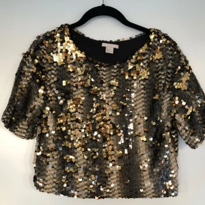  - Kort paljettopp med stora guldiga paljetter som skimrar. Helt ny! För passform - se bild nr3