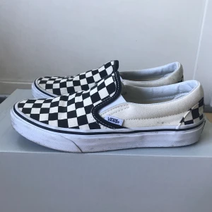 - Vans slip on. Använda fåtal gånger. Möts upp i Stockholm annars tillkommer frakt 