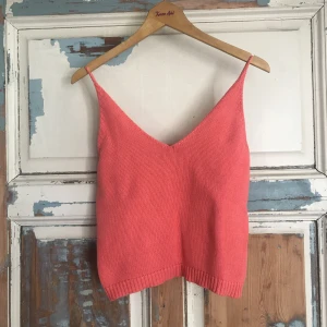  - Stickat bomullslinne i nyskick. Laxrosa i nyansen. Swish eller kontant. Kan antingen mötas upp i stockholm eller rosersberg/märsta, eller frakta. Köparen står för frakten. 