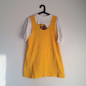  - 🦁🦁🦁Brandgul klänning i manchester-material i strl 42/44, köpt second hand men mycket bra skick. Tshirt ingår ej. Kan mötas i Stockholm eller skickas mot frakt. 🐅🐅🐅