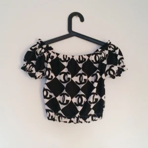  - ⚽️⚽️⚽️ Top i svart/vitt i XS. En liten bit av sömmen har släppt på nedre delen av baksidan, inget som syns när den sitter på och går lätt att fixa. Se sista bilden. Kan mötas upp i Stockholm eller skickas mot frakt.  🎱🎱🎱