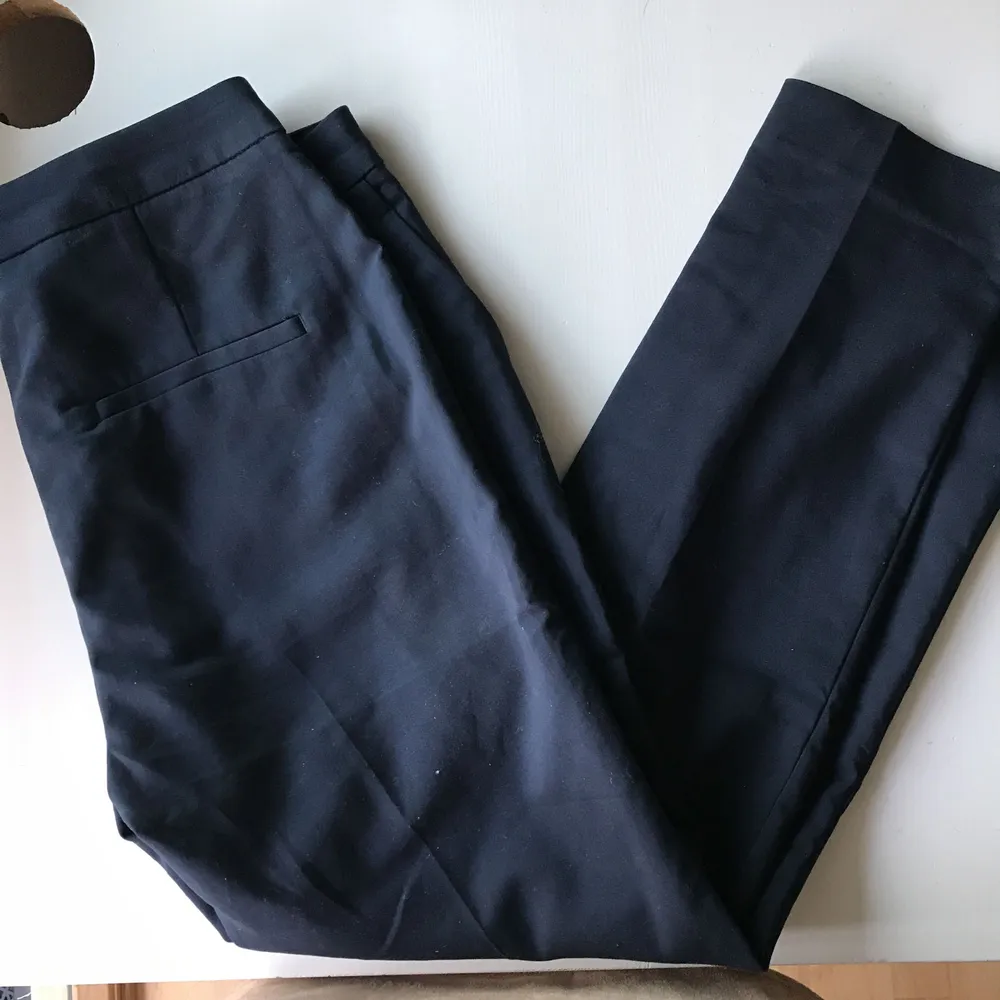 Jäkligt snygga kostymbyxor från H&M😍 de är storlek 36 men jag vill ha dom tajtare så är lite stora tyvärr:(. Dom ser tajta ut men har dragit åt dom lite för bättre bilder👍🏼 frakt: 55kr. Jeans & Byxor.