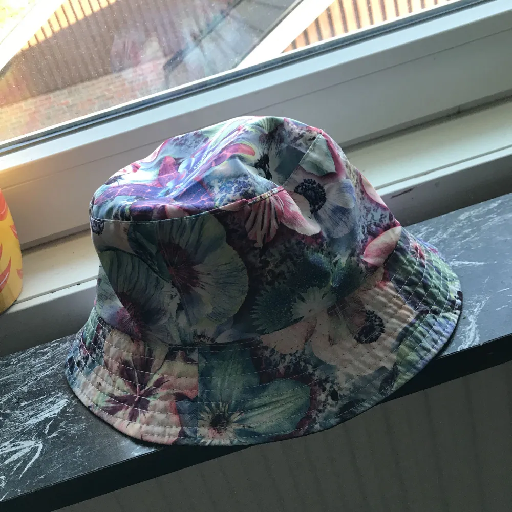 Blommig fiske hatt köpt på forever 21. Använd 1-2 gånger men den är som ny.   Kan mötas upp i Mariestad, annars bjuder jag på frakten.. Accessoarer.
