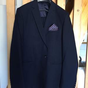 Kostym från FIRS  Färg: blå (black blue) Storlek: 48 (passar 50 oxo) = medium  Fint skick och Sällan använd 