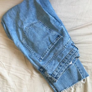  - Avklippta mom jeans från bershka. Sitter högt i midjan. Luftiga och sjukt bekväma!! 