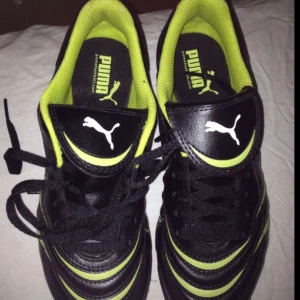  - Puma skor till fotbollen ,  träningen eller bara att ha som fritidsskor svarta/neongröna/vita