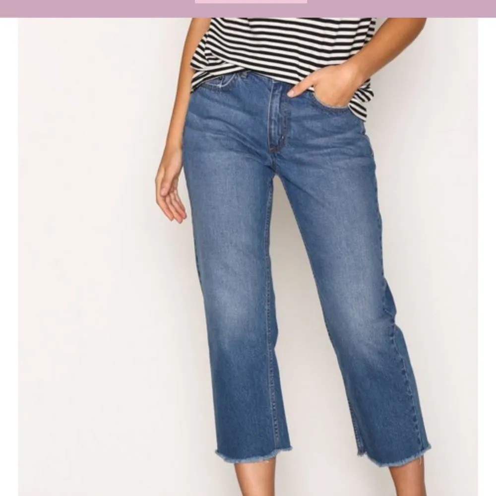 Frakt ingår! Skitsnygga lite kortare byxor från ONLY i 100% bomull. Aldrig använda. Kan tänka mig att sänka priset vid snabb affär ✨. Jeans & Byxor.