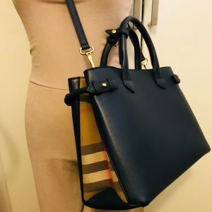 - Burberry Original Bags, Guaranteed Genuine. With Dustbag / Kvitto / and Burberry Certificate: Model the Medium Banner in dark navy color. (New price: 13,000kr, my price: 9,800kr. Use once, absolutely new.