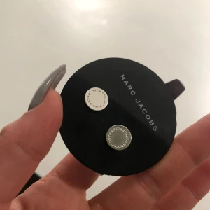  - Helt nya Marc by Marc Jacobs örhängen i silver. Nypris 599:- 