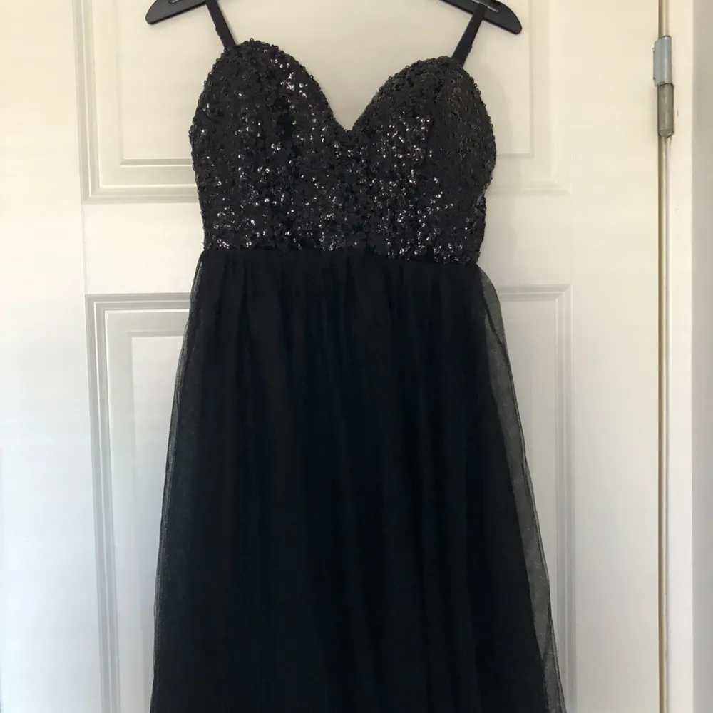 Säljer en superfin svart klänning med glittrig paljettöverdel, använder den aldrig och det är därför jag vill göra mig av med den! Den kommer från Gina Tricot, har avtagbara axelband och är använd typ 3 gånger. Du som köpare står för frakten ✨. Klänningar.