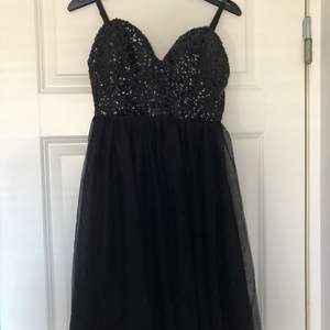 Säljer en superfin svart klänning med glittrig paljettöverdel, använder den aldrig och det är därför jag vill göra mig av med den! Den kommer från Gina Tricot, har avtagbara axelband och är använd typ 3 gånger. Du som köpare står för frakten ✨