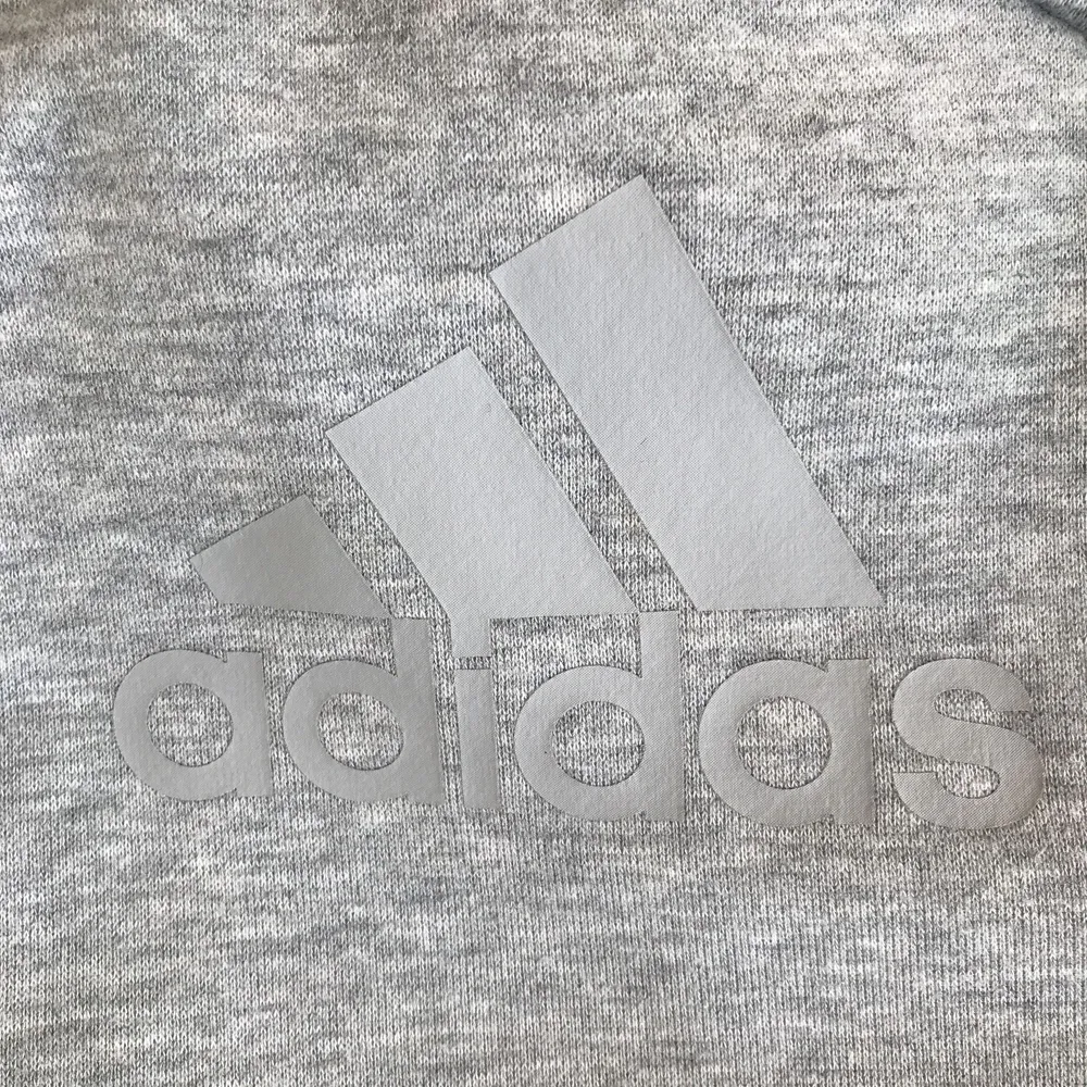 HELT NY och oanvänd!  Sportig Adidas kofta  Otroligt härligt och bekvämt material som luftar lite i sommarvärmen! Skickar gärna fler bilder 😊. Hoodies.