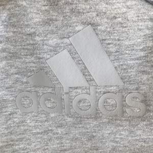 HELT NY och oanvänd!  Sportig Adidas kofta  Otroligt härligt och bekvämt material som luftar lite i sommarvärmen! Skickar gärna fler bilder 😊
