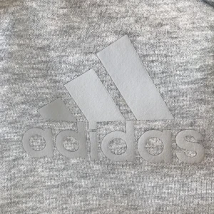  - HELT NY och oanvänd!  Sportig Adidas kofta  Otroligt härligt och bekvämt material som luftar lite i sommarvärmen! Skickar gärna fler bilder 😊