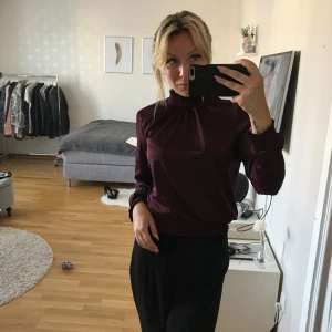  - Blank Blus med hög åtsittande krage samt ärmar. Frakt ingår i priset! 