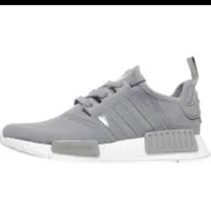  - Adidas nmd i storlek 40 gråa Knappt använda men finns slitningar där av priset
