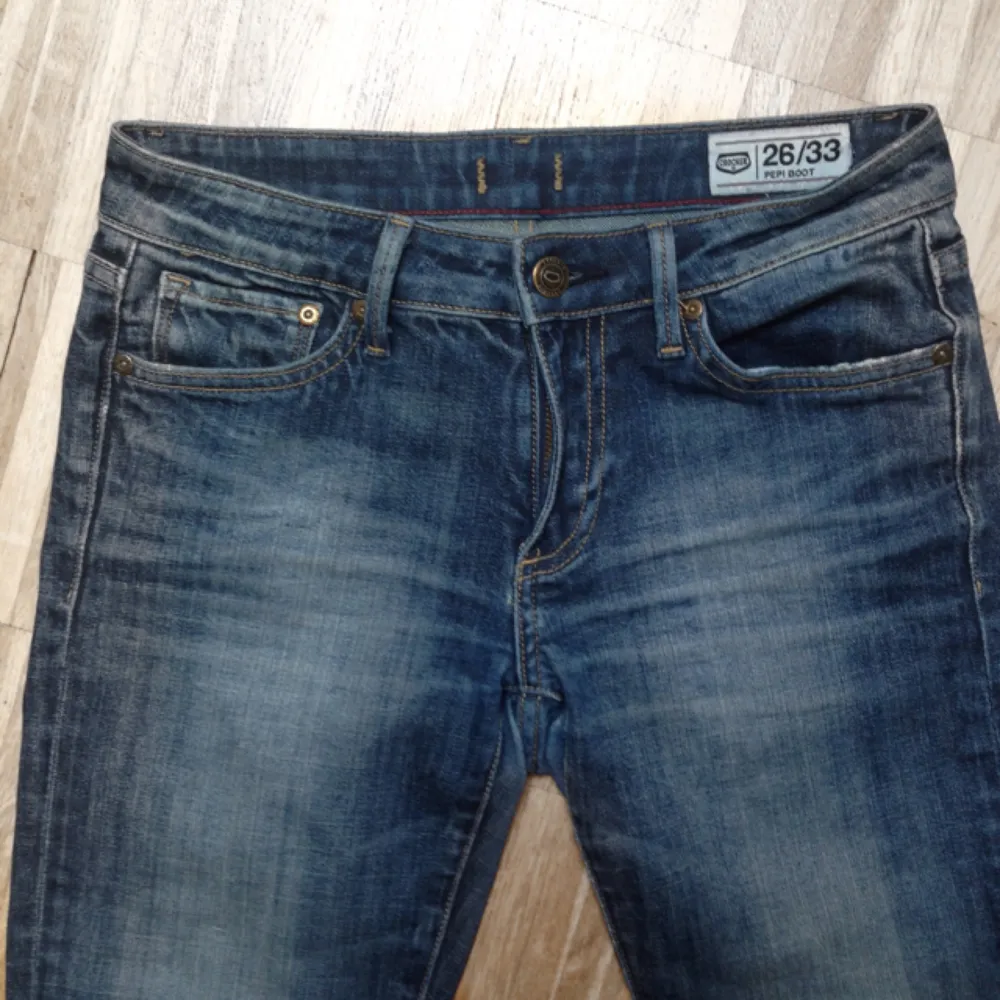 Crocker jeans storlek 26 längd 33 med bootcut. Lite slitningar längst vid hälen och 