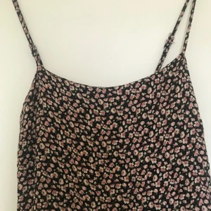  - Tunn Klänning från Brandy Melville! Används ett par få gånger, ser ut som ny. Är 166 cm den går halvvägs ner på låren för mig :)