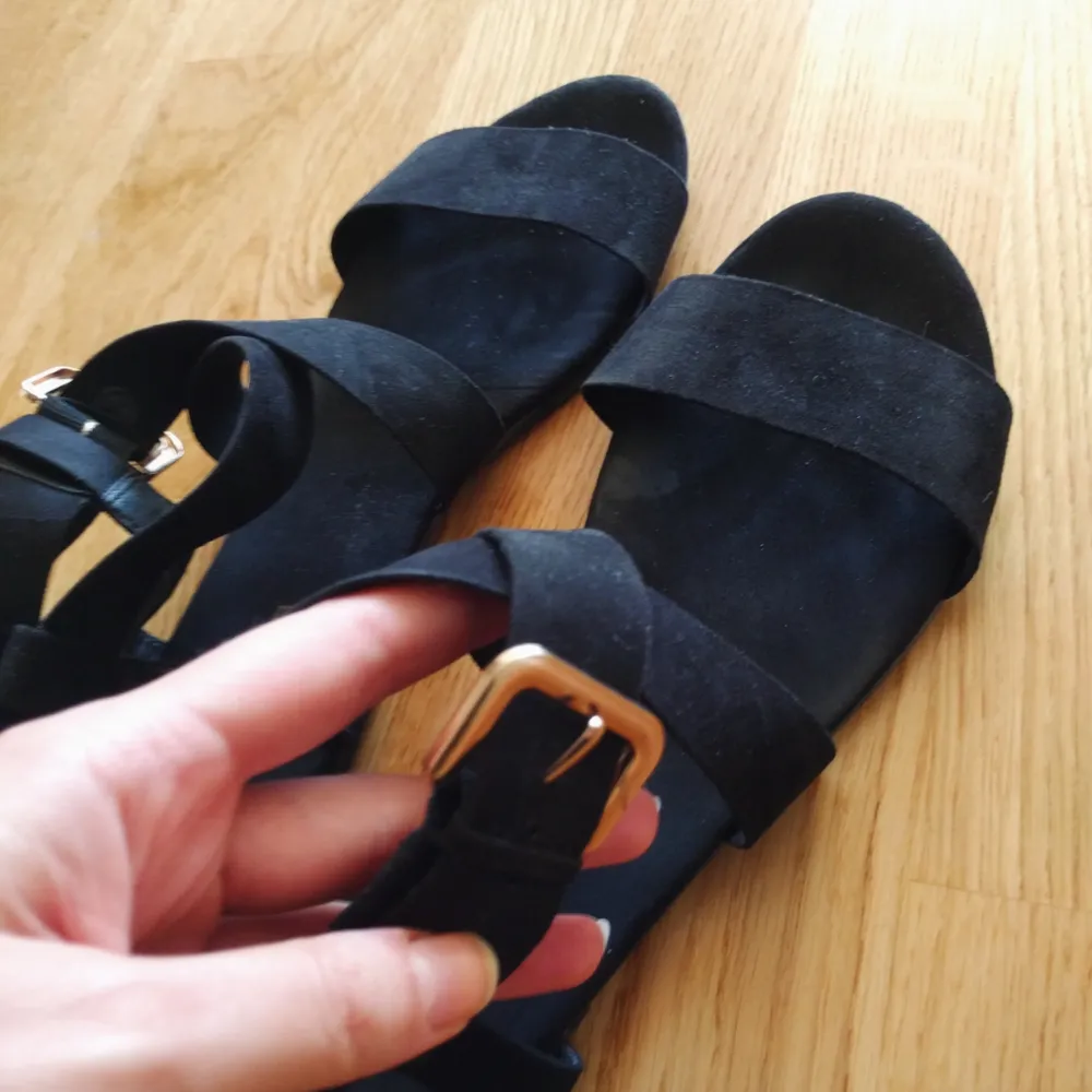 Supersöta sandaletter från H&M. 50 kr + frakt, kan mötas i Linköping 😊. Skor.