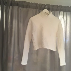  - Midjekort tröja, quiltad med hög krage 