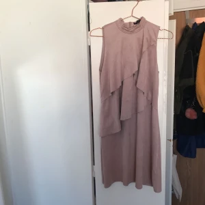  - Supersnygg klänning ifrån zara! Endast använd två gånger och säljer den för att jag inte tycker färgen passar mig.  