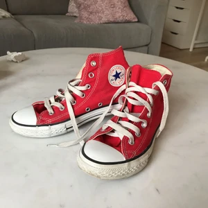  - Säljer dessa snygga röda Converse för endast 150kr (köparen står för frakt) 😃 De är i storlek 35 och i bra skick. Tyvärr för små för mig.
