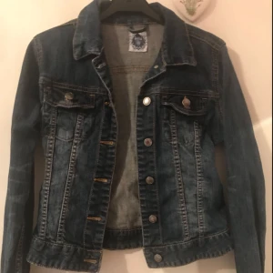  - Fin jeansjacka i fint skick! Använd ett fåtal gånger! Köparen står för frakten 