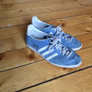  - Superfina ljusblå adidas i lite old School-modell. Kan mötas i sthlm eller frakta. Kostnad tillkommer för köparen isf! 