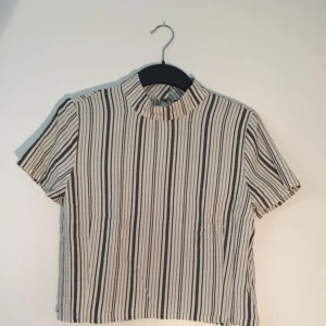  - Topp från Monki med knappar i nacken. Är lite kortare i modellen