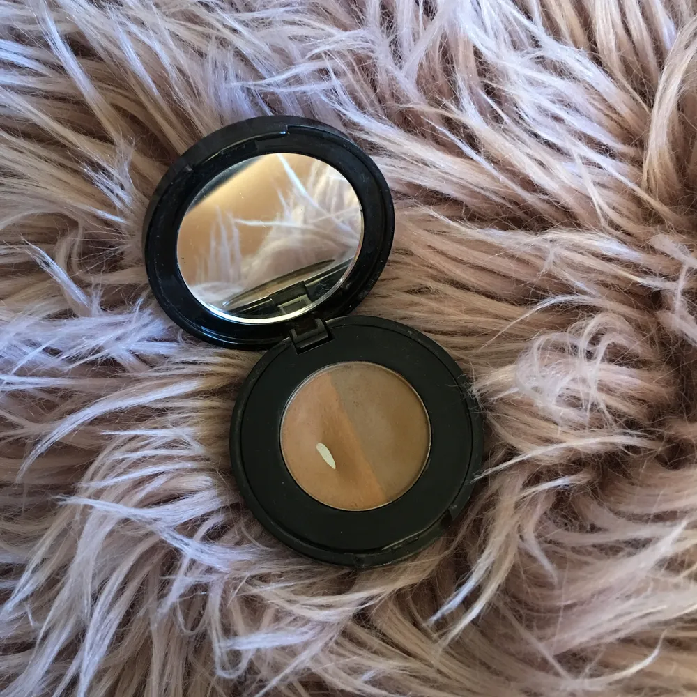 Duo brow powder från anastasia beverlyhills i färgen ”Caramel”. Använd men mest på ena sidan (se bild). :). Övrigt.