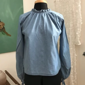  - Fin blus ifrån Denim Day. Storlek XS. Endast använd en gång. Fina detaljer vid armarna. Priset är inkl frakt!🌼☀️🍄🎈🌵🌱