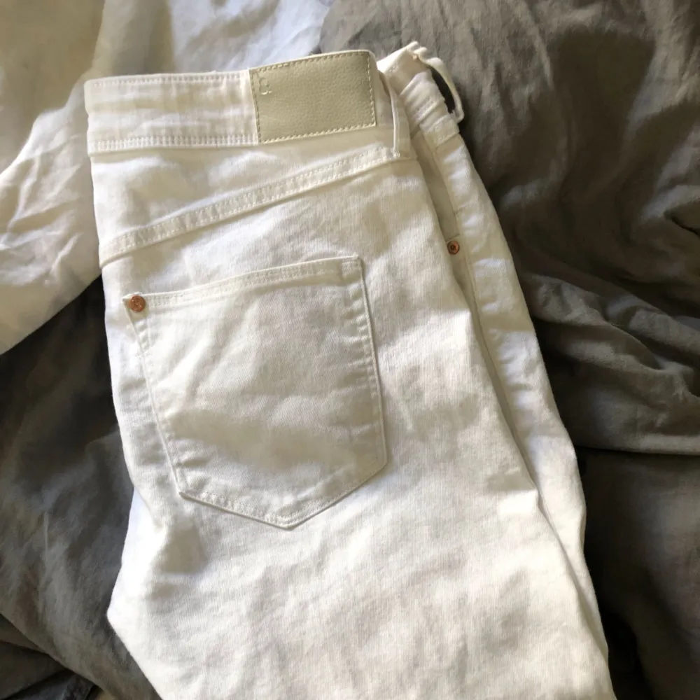 Vita lågmidjade jeans. Frakt 60kr💫. Jeans & Byxor.