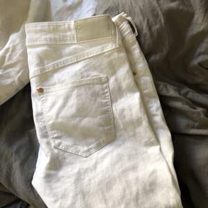 Vita lågmidjade jeans. Frakt 60kr💫