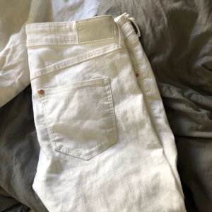  - Vita lågmidjade jeans. Frakt 60kr💫