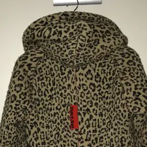 Äkta Xuly.bët kappa i leopard med den mysigaste lurviga insidan🐆 Inte riktigt min stil men älskar den högt och vill att den ska få leva vidare. Uppskattat värde ny ca 3500