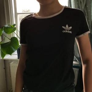  - Svart Adidas t-shirt i storlek s. Använd ett fåtal gånger så i fint skick! Möts upp i stockholm eller så betalar köparen frakten! 