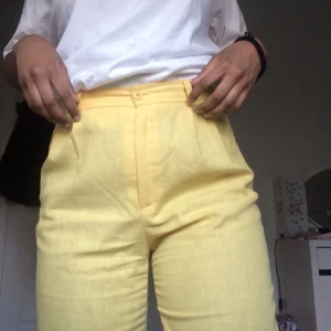  - skitsnygga byxor i linne köpta på Beyond Retro. Tar swish, kan skickas och då står köparen för frakt 💛🍋💛🍋 