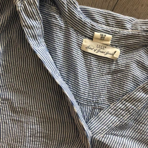  - Snygg blåvit-randig skjorta med trumpetärm