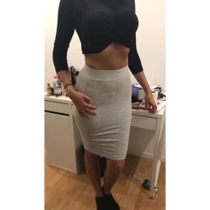  - Grå kjol i storlek xs säljs för 50kr. Helt ny med prislapp på