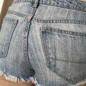  - Säljer dessa supersnygga korta shorts, med tanke på att de är korta i modellen använder jag de aldrig. I övrigt är de använda typ 3 gånger och i väldigt fint skick. Betalas med swish och du som köpare står för frakten. ✨
