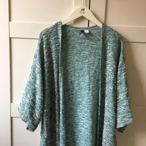  - Melerad kofta/kimono från divided. Använd en gång. 