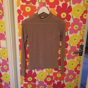  - Glittrig semitransparent polotröja i nude från Nelly trend. Så snygg men kommer aldrig till användning.