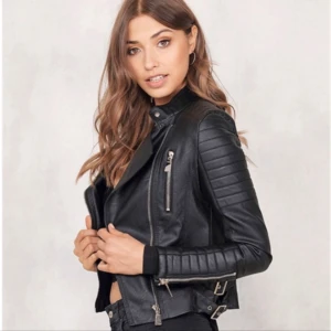  - Chiquelle Moto jacket svart ,knappt använd vid intresse kan jag skicka egna bilder😊 köparen står för frakten ,pris 500 kan tänkas gå ner i pris 