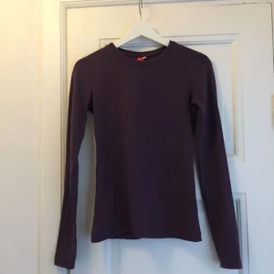  - Jätteskön lila tröja från MQ. Lite elastisk i tyget. Köparen står för frakt✨