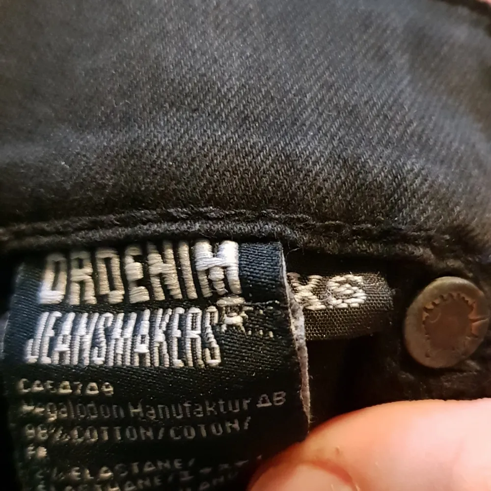 Drdenim jeans i storlek xs som är ett hål i ena undersidan av låret men annars perfekta köparen står för eventuell frakt säljs pga för små för mig . Jeans & Byxor.