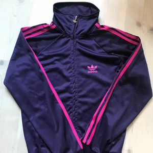  - Adidas Track Jacket i stolek L. Liten i storleken, skulle säga M i storlek. Oanvänd i bra skick!