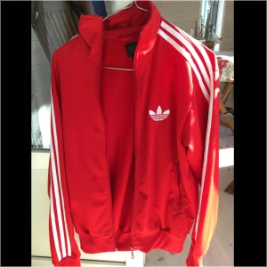  - 🌹Röd oanvänd Adidas tröja/ jacka utan huva i herr S men passar 36-38 också. Köparen står för frakt.