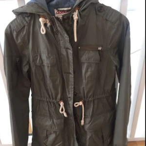  - Jacka från dobber, passar bra till regniga dagar under vår, sommar och höst. Använd men i ett fint skick. 