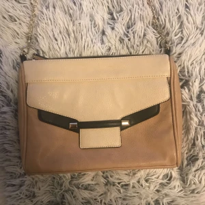  - Beige handväska, inköpt i USA. Normalanvänd under en sommar, parallellt med andra väskor.